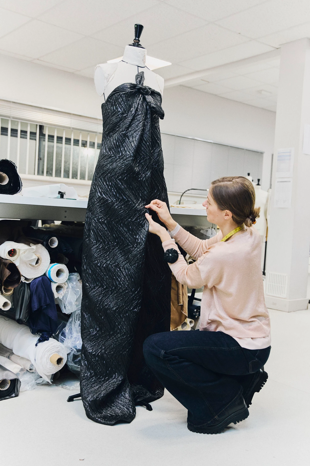 In Bewegung klingt dieses Kleid aus kühlem, 3D-bedrucktem Stoff wie Wasserplätschern