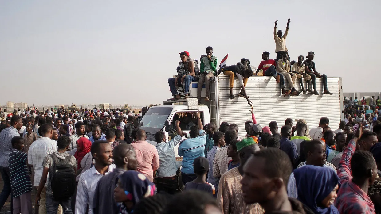 Sudanesische Demonstranten feiern vor dem Verteidigungsministerium die Verhaftung des langjährigen Präsidenten Omar al-Bashir durch die Streitkräfte.