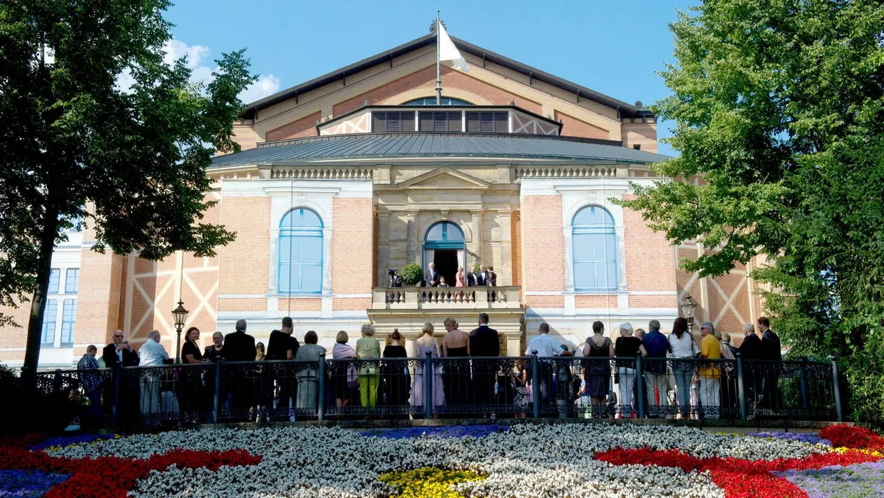 Warten auf die Fortsetzung: In Bayreuth stehen sich die Besucher die Beine in den Bauch