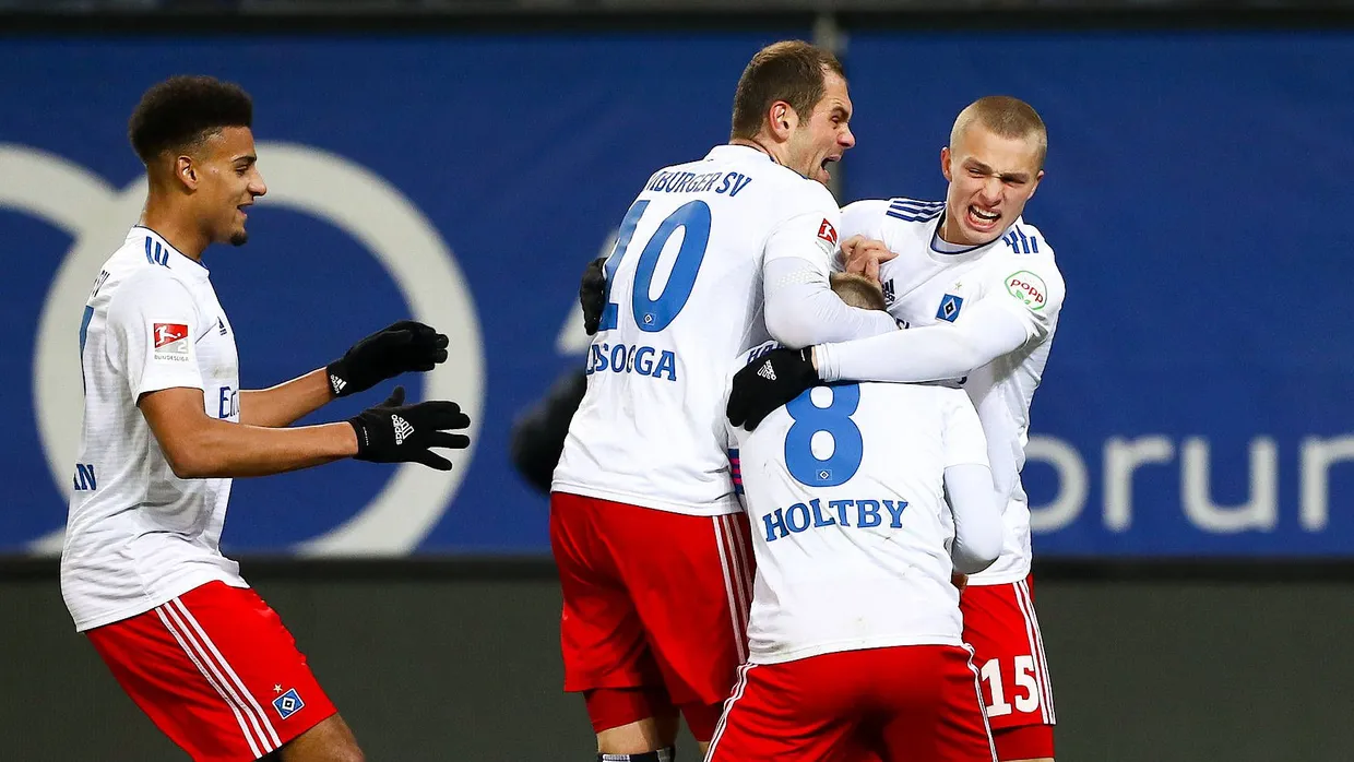 Hamburger Freude: Torschütze Lewis Holtby wird von seinen Teamkollegen fast überrannt.