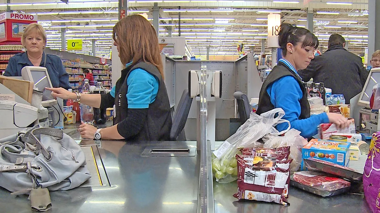 Könnte bald Vergangenheit sein: Kassiererinnen im Supermarkt