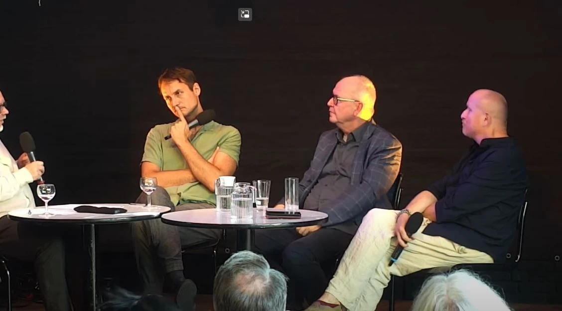 Moderator Jochen Meißner diskutiert mit Björn SC Deigner, Walter Filz und Holger Schulze (von links nach rechts) die Frage „Hörspiel – oder soll man es lassen?“