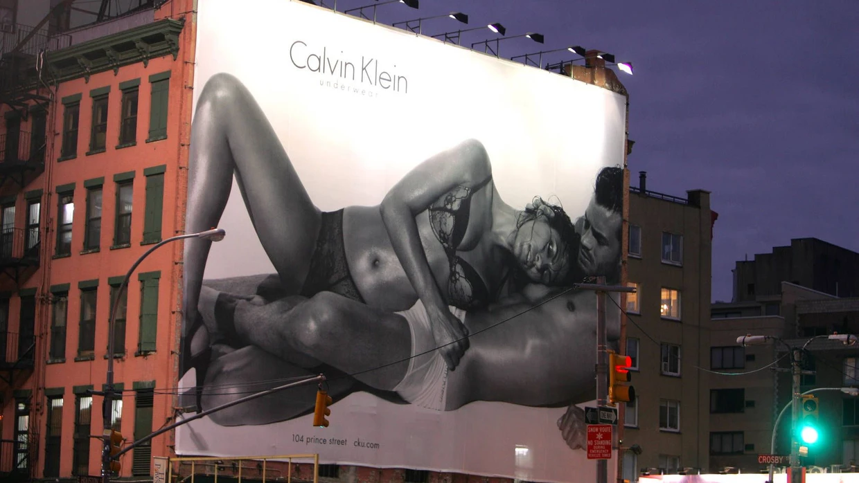 Hier wirbt Eva Mendes. Gucken Sie an diesem Plakat noch auf die Marke?