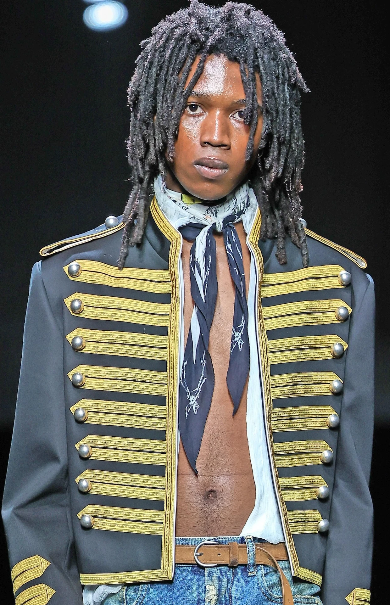 Erinnert an die Husarenjacken zu Napoleons Zeiten: Jacke von Ann Demeulemeester