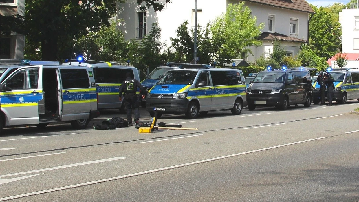 Polizisten im Einsatz in einer Bankfiliale in Regensburg.