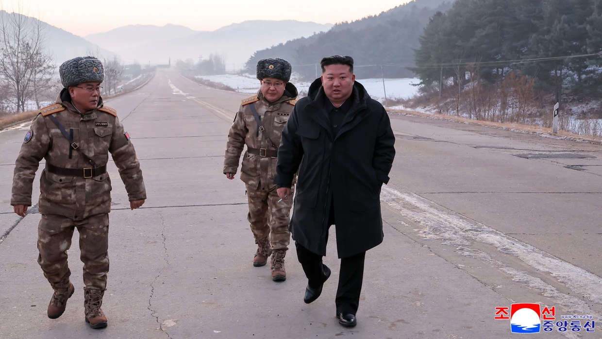 Auf diesem von der staatlichen nordkoreanischen Nachrichtenagentur KCNA zur Verfügung gestellten Foto geht Staatschef Kim Jong Un (r) auf einer Straße, während er Testflüge von Hyperschallraketen inspiziert.