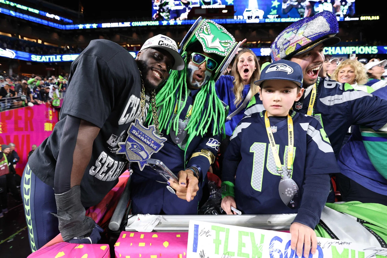 SANTA CLARA, CALIFORNIE - 08 FÉVRIER : Derick Hall #58 des Seahawks de Seattle célèbre avec ses fans après avoir remporté le Super Bowl LX contre les New England Patriots au Levi's Stadium le 08 février 2026 à Santa Clara, Californie. Les Seahawks de Seattle ont battu les Patriots de la Nouvelle-Angleterre 29-13. Kevin C. Cox/Getty Images/AFP (Photo de Kevin C. Cox / GETTY IMAGES NORTH AMERICA / Getty Images via AFP)