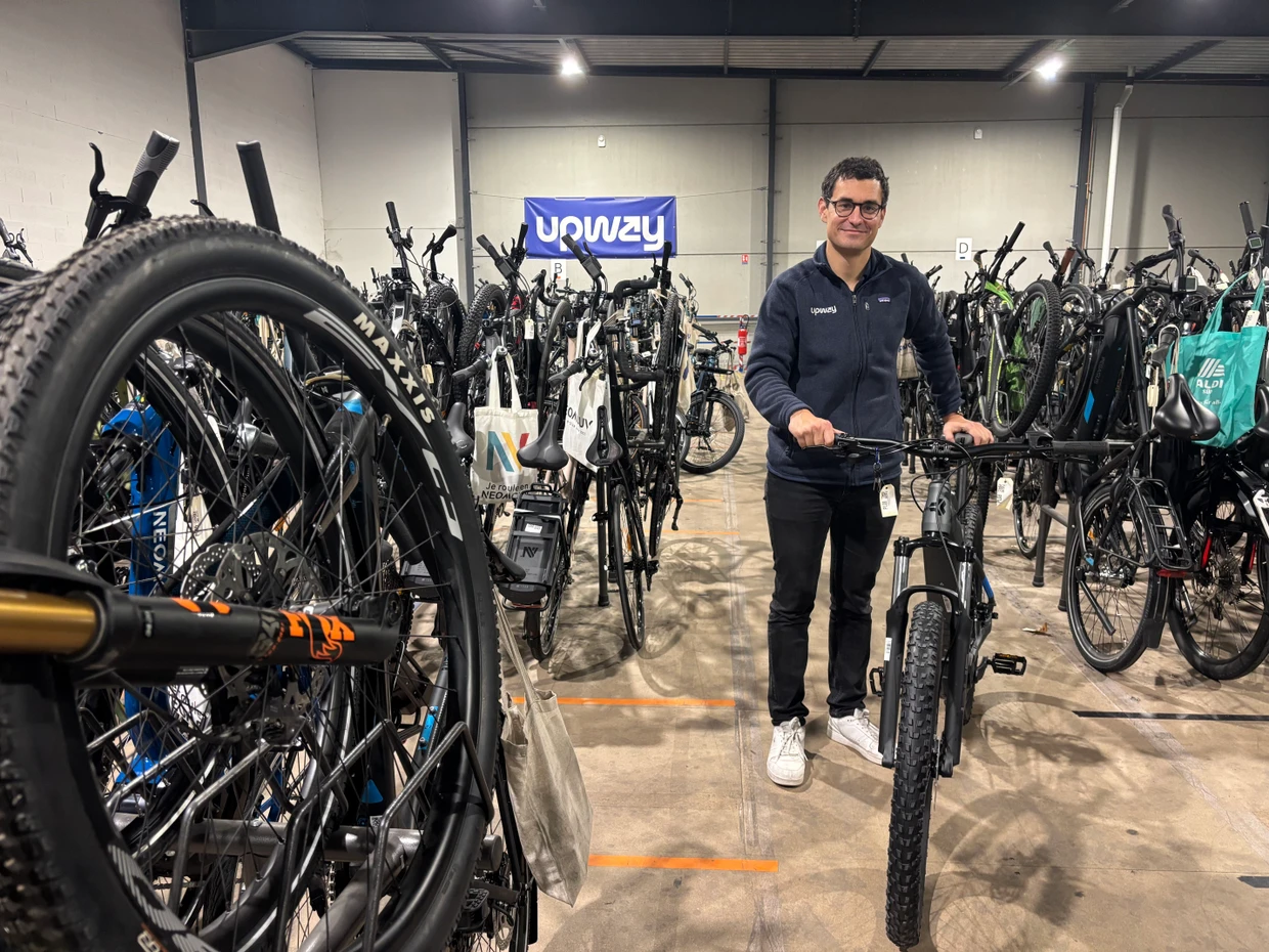 Ficaja bei einem Rundgang durch das Wiederaufbereitungszentrum in der Pariser Banlieue