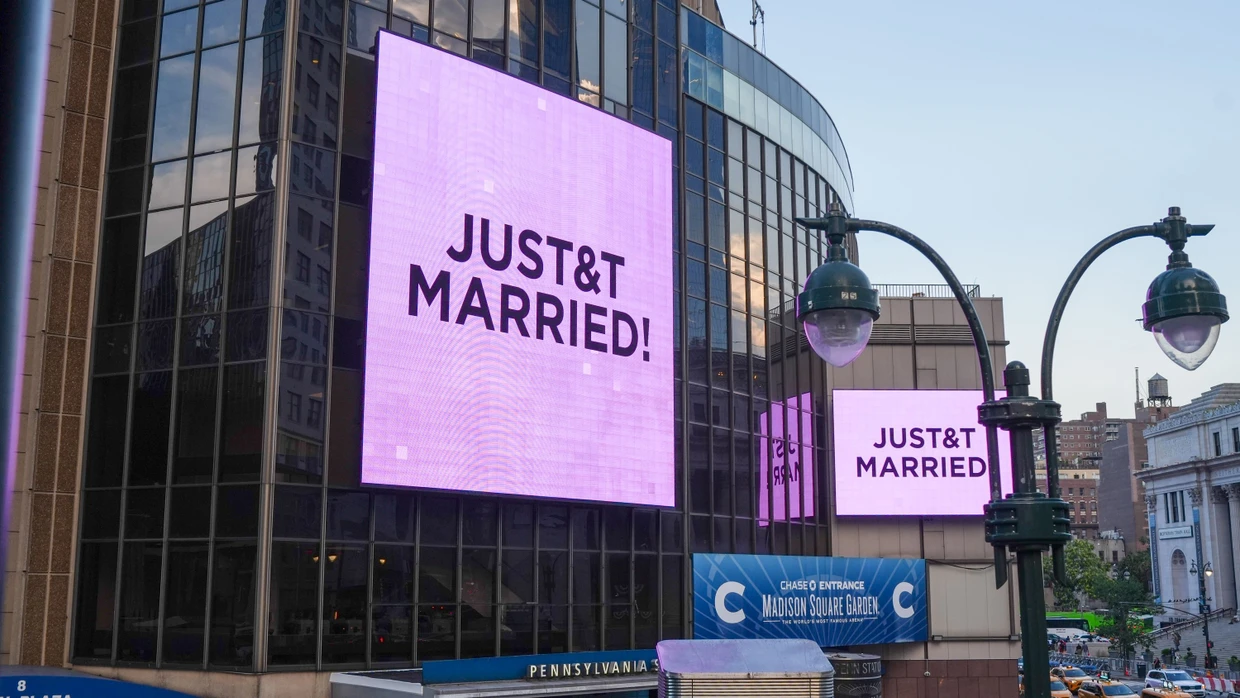 New York: Anlässlich der Hochzeit der Sängerin Taylor Swift und des NFL-Spielers Travis Kelce ist am Madison Square Garden ein Schild mit der Aufschrift "Just&t Married" zu sehen.