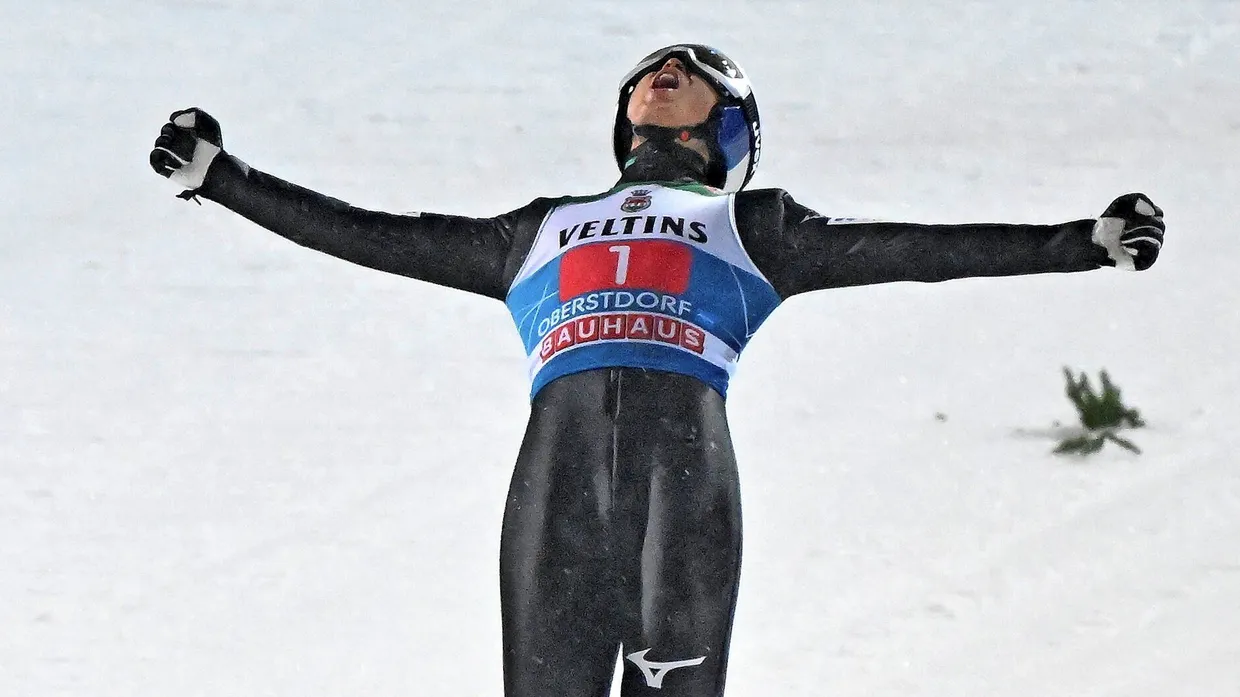 In Siegerpose: Ryoyu Kobayashi setzt sich zum Auftakt in Oberstdorf durch.