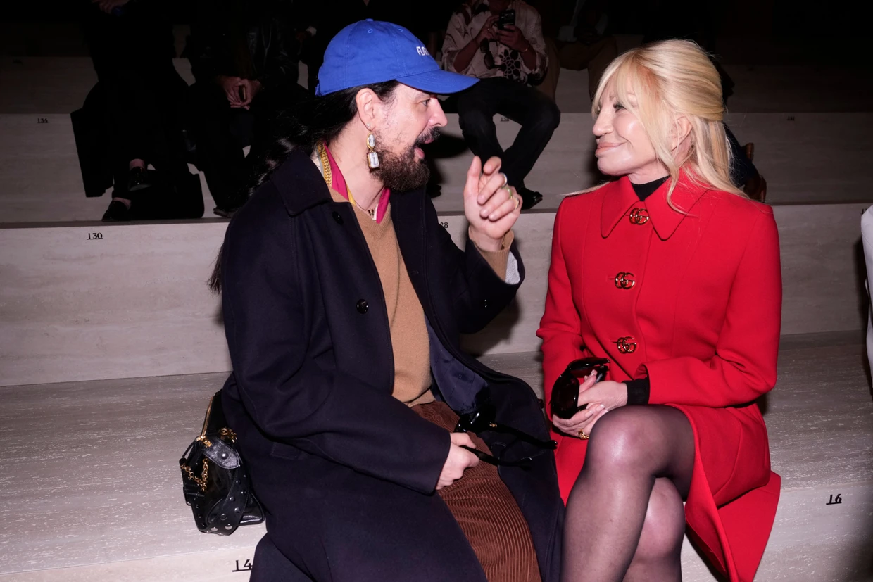 Alessandro Michele und Donatella Versace kommen zu Demnas Debüt.