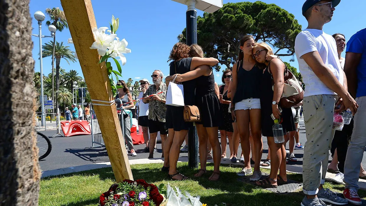 Trauer unter Palmen: Auf der Promenade des Anglais gedenken Überlebende der Opfer des Anschlags.