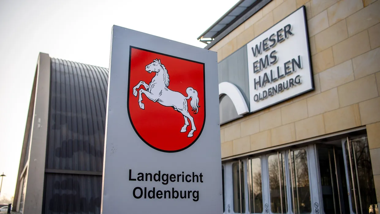Die Weser-Ems-Hallen, in die das Landgericht aus Platzgründen den Prozess gegen Ex-Vorgesetzte des ehemaligen Krankenpflegers Högel, verlegt hatte.