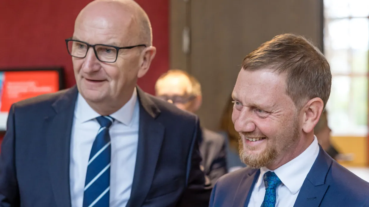 Dietmar Woidke (SPD), Ministerpräsident in Brandenburg, und Michael Kretschmer (CDU), Ministerpräsident in Sachsen, am 13. September in Cottbus.