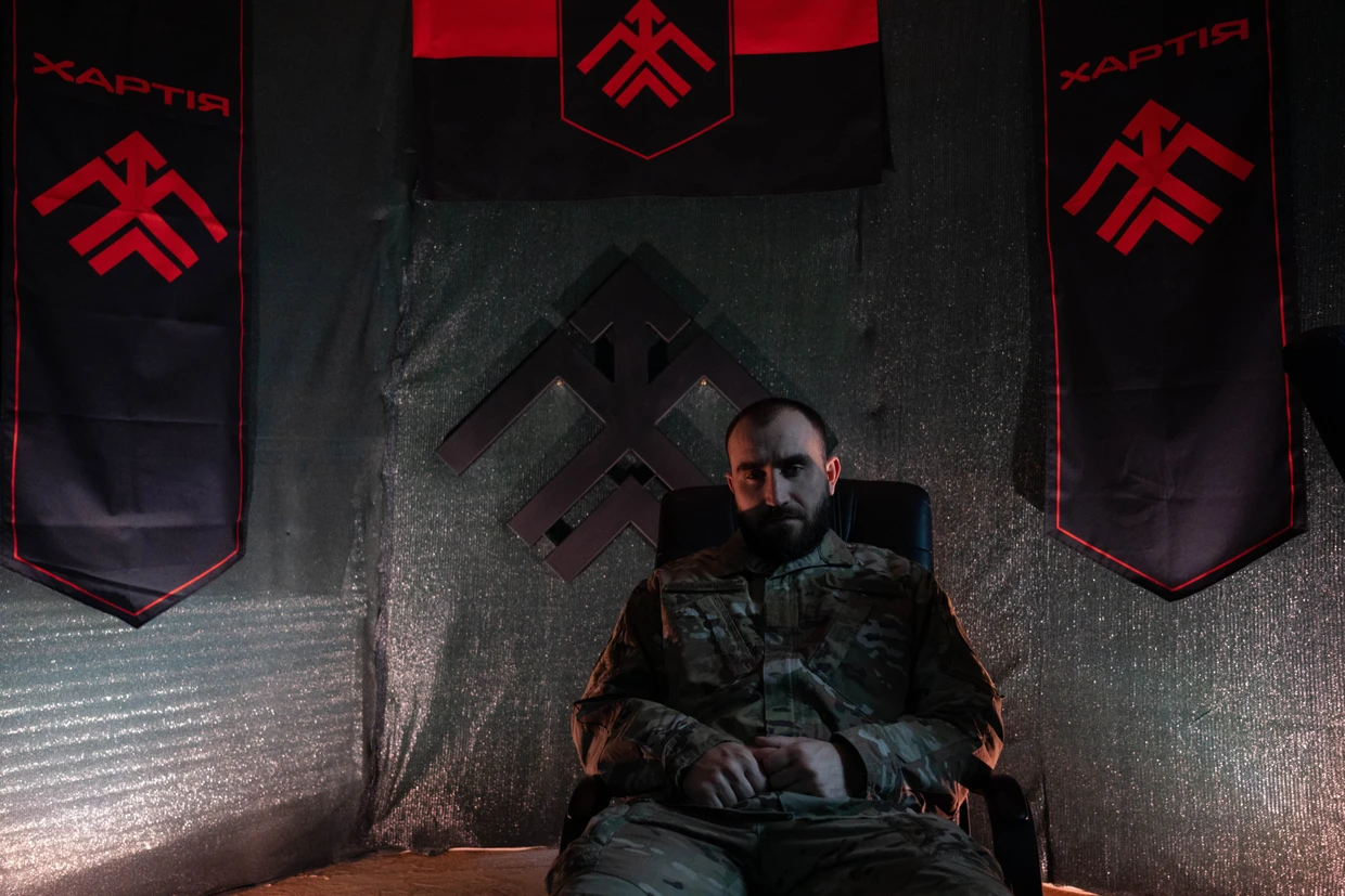 Im Gefechtsstand hinter den Kampflinien sitzt „Coach“ im Halbdunkel.