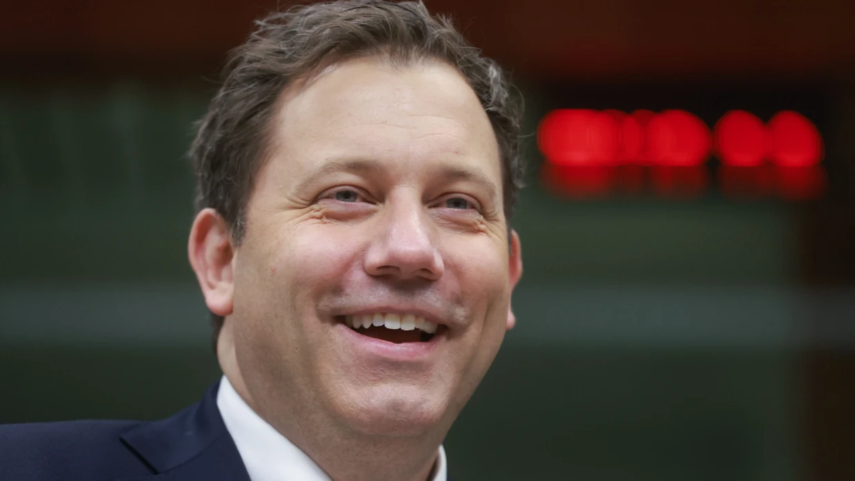 He still has a good laugh: Finance Minister Lars Klingbeil (SPD) only has to pay low interest on new federal bonds despite high debts.