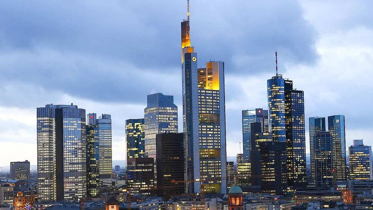 Geografisch trennen Deutsche Bank und Commerzbank in Frankfurt nur wenige Straßen.