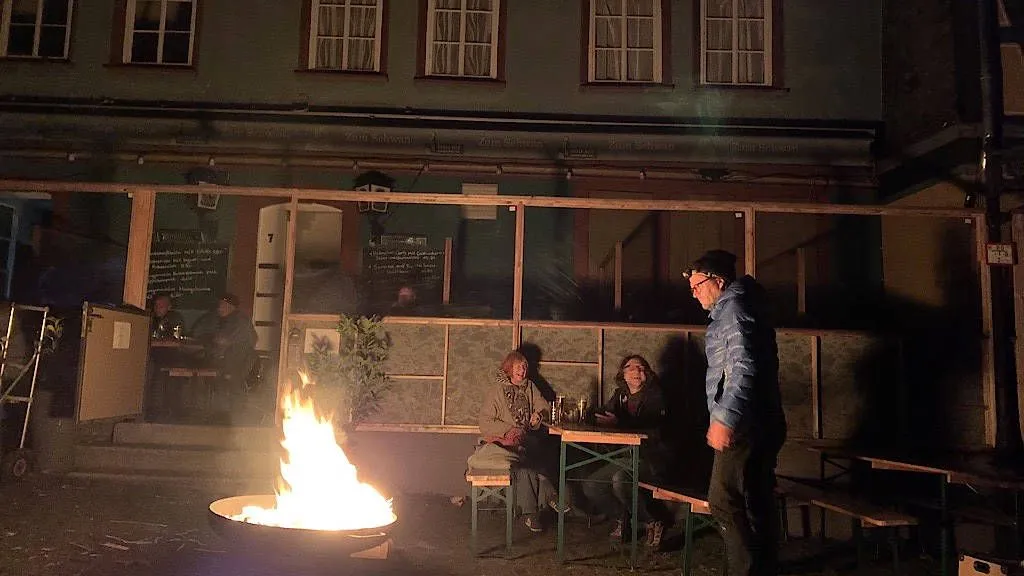Mit Feuerschalen behalfen sich Wirte in der Höchster Altstadt während des Stromausfalls.