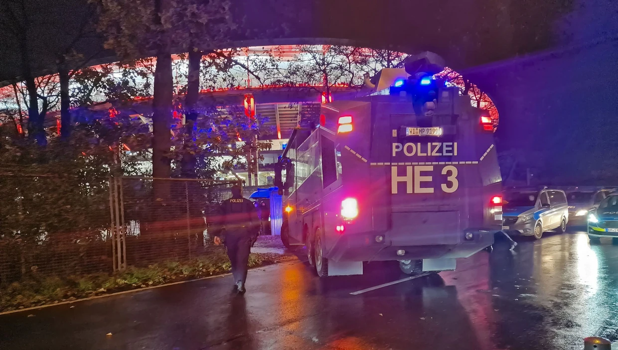 Konfrontation mit den Fans: Auch ein Wasserwerfer wird am 25. November 2023 zum Stadion gebracht.