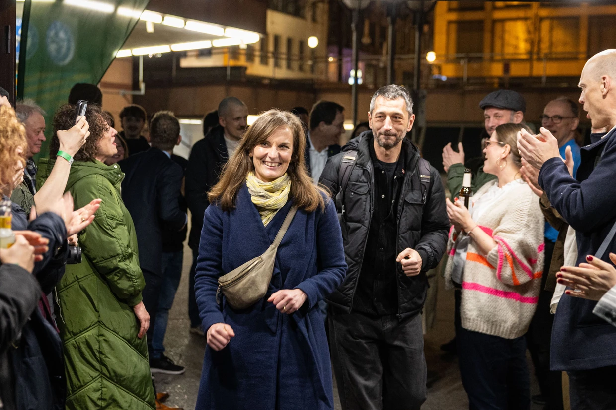 Trotz ihrer Verluste gut gelaunt: Die beiden Spitzenkandidaten der Grünen, Katharina Knacker  und Dimitrios Bakakis, kommen zur Wahlparty ins Momem.