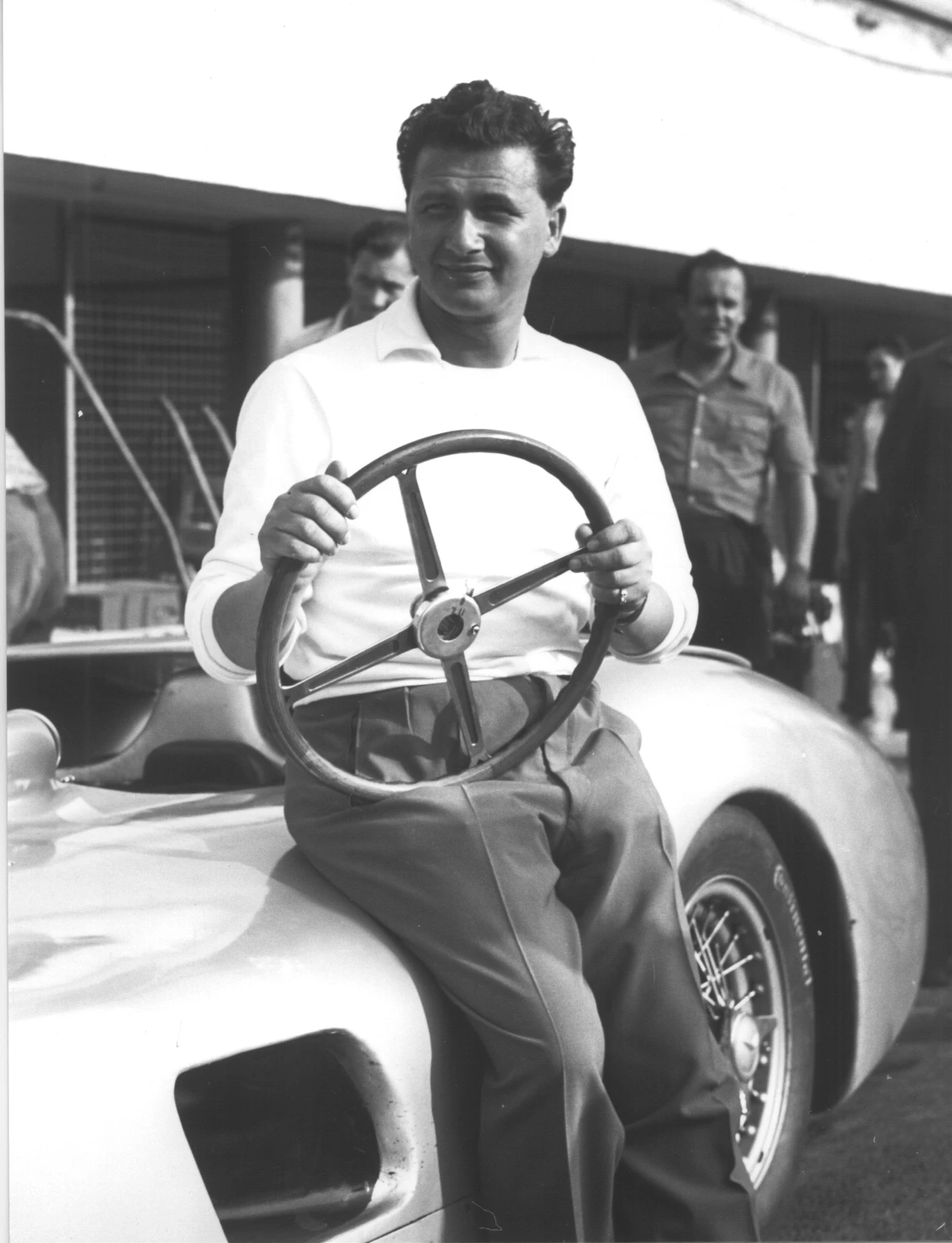 Das Lenkrad fest in den Händen: Hans Herrmann galt im Motorsport als Ausnahmetalent.