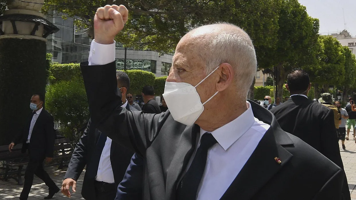 Tunesiens Präsident zeigt seinen Unterstützern am 1. August 2021 in Tunis siegesgewiss seine Faust.