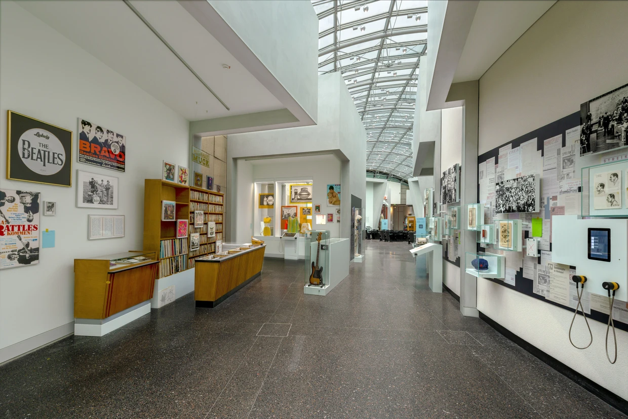 Discos y protestas estudiantiles: los años sesenta en la nueva exposición