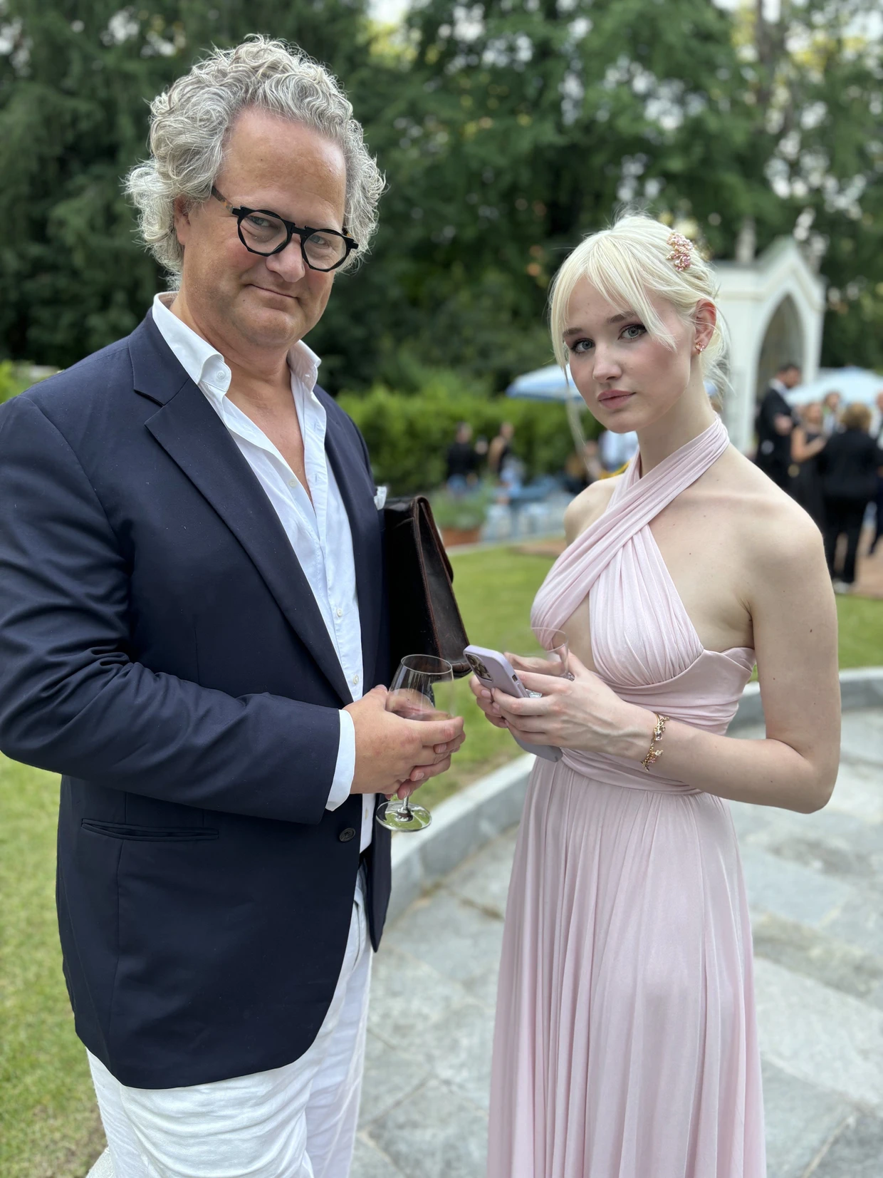 Mit ihrem Vater: Lara Cosima von Henckel von Donnersmarck im Juni 2024 in Mailand