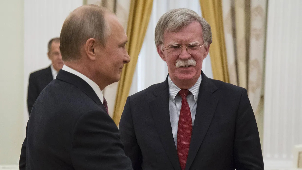 Annäherung in Moskau: Wladimir Putin und Trumps Sicherheitsberater John Bolton am Mittwoch