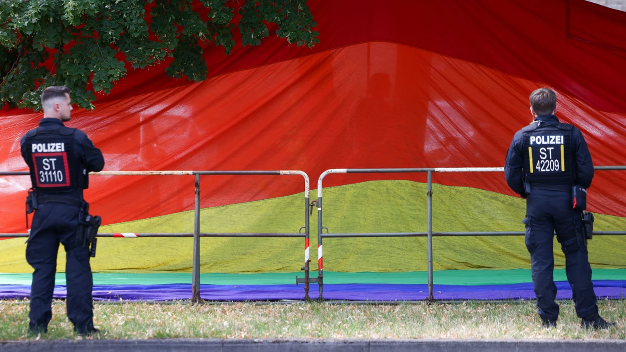 Diesseits des Regenbogens: Polizeischutz für AfD-Parteitag in Erfurt.