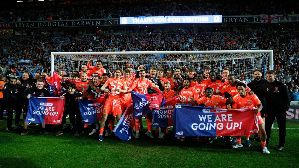 Të ardhurit e Coventry City dhe Frank Lampard festojnë 2 Pas fishkëllimës së fundit, skuadra e Coventry City festoi me zë të lartë promovimin e tyre.