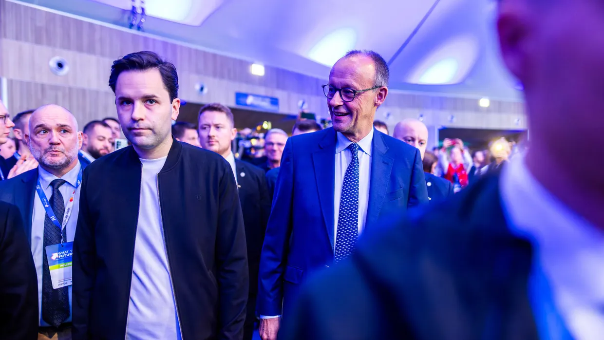 Johannes Winkel, Vorsitzender der Jungen Union (JU), am 15. November 2025 mit Bundeskanzler Friedrich Merz auf dem Deutschlandtag der JU in Rust
