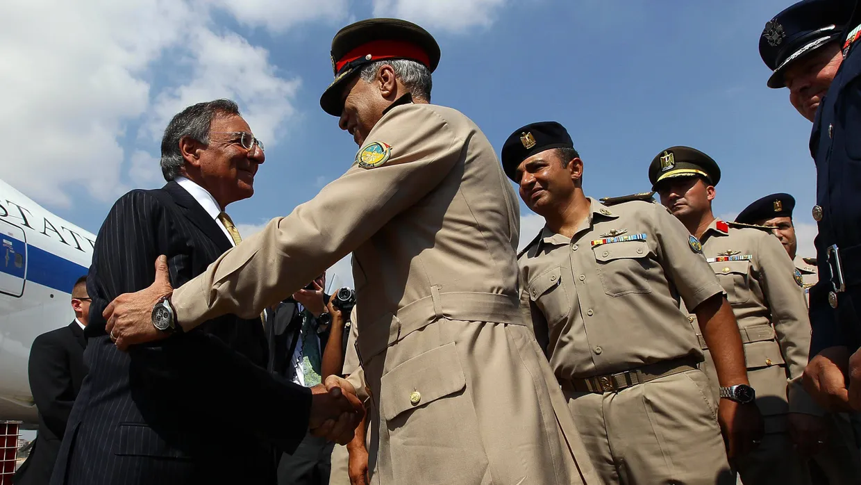 Der amerikanische Verteidigungsminister Leon Panetta wird bei seinem Besuch in Kairo von General Rouini begrüßt