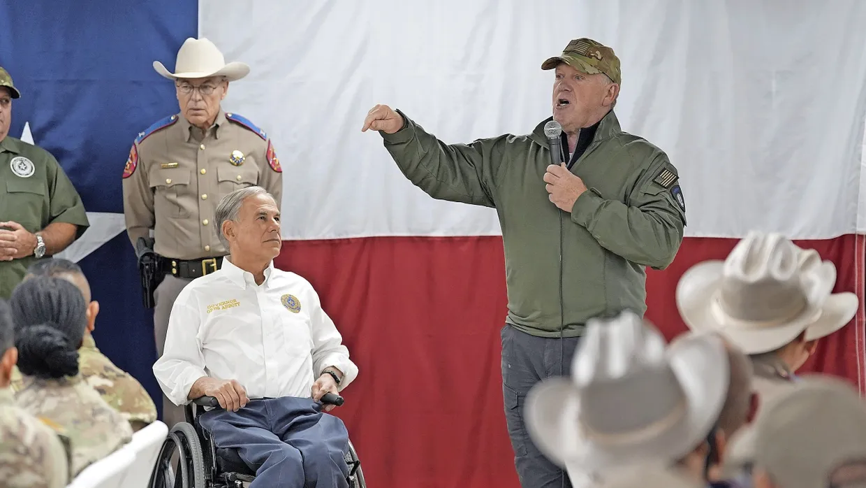 An der Grenze zu Mexiko: Der texanische Gouverneur Abbott und Trumps Migrationsbeauftragter Homan (v.l.) im November in Eagle Pass