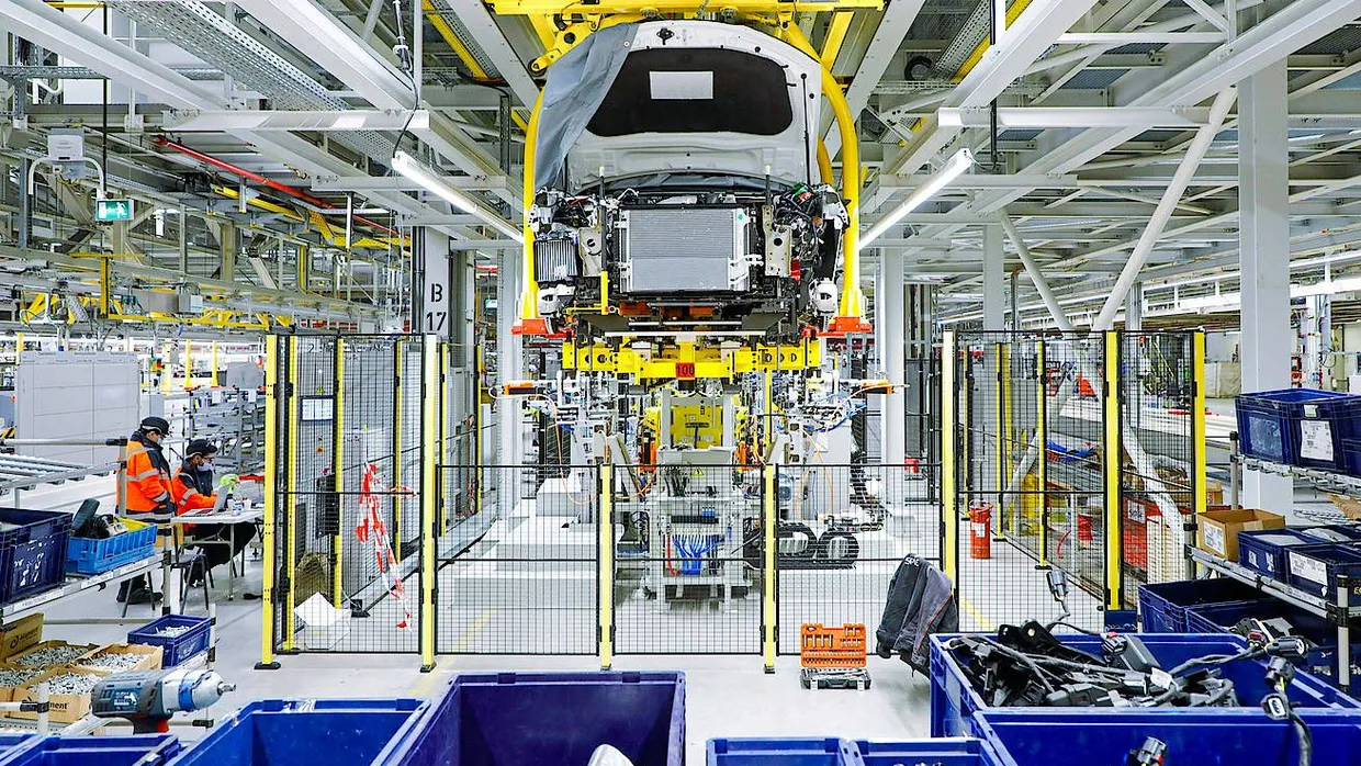 Ja, ich will: Bei der „Hochzeit“ werden Fahrwerk und Karosserie vereint