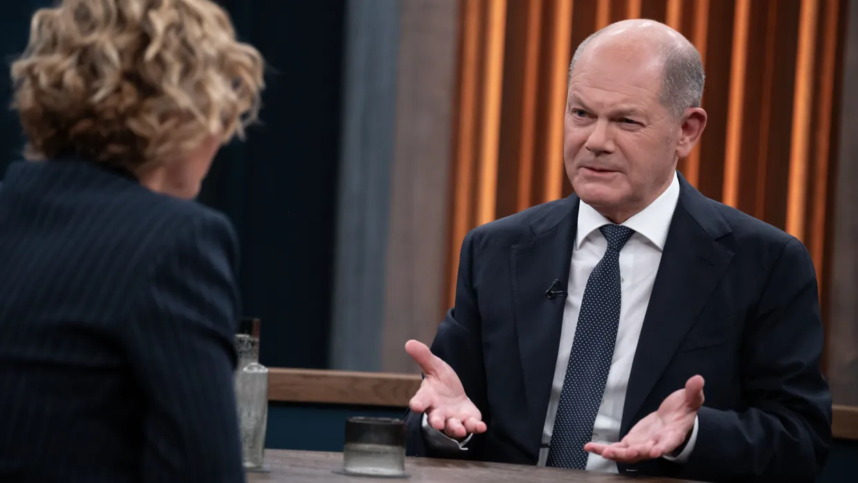 Er hat es drauf, glaubt er: Olaf Scholz bei Caren Miosga.