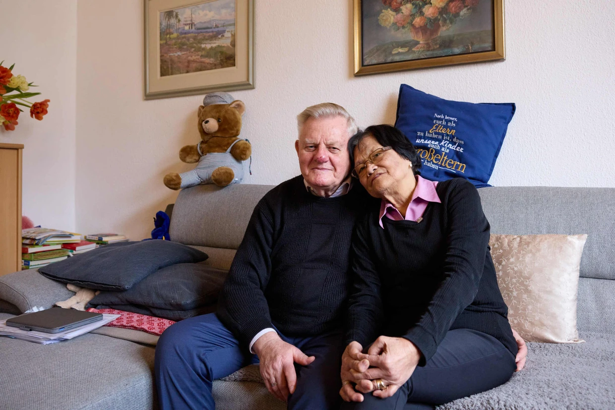 Alte, junge Liebe: Das Ehepaar in seiner Bad Homburger Wohnung
