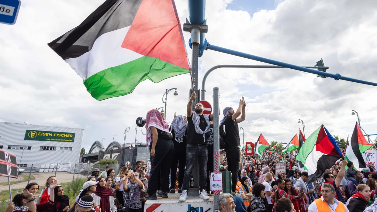 Auf propalästinensischen Demonstrationen wird das Existenzrecht des jüdischen Staats immer wieder infrage gestellt, etwa mit der Parole „From the river to the sea, Palestine will be free“.