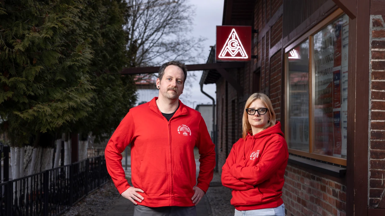 Philipp Schwartz und Laura Arndt vor dem Büro der IG Metall am Bahnhof Fangschleuse in Grünheide.