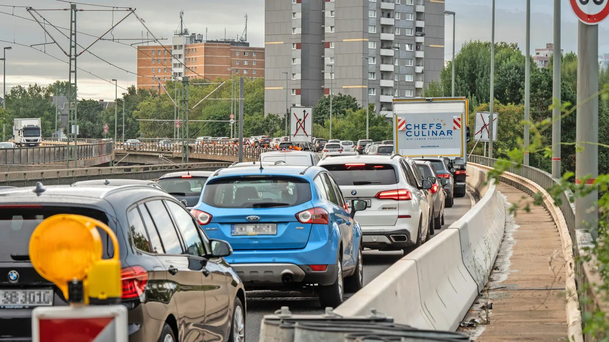 Standstreifen: Weil an der Rosa-Luxemburg-Straße gearbeitet wird, stockt der Verkehr.