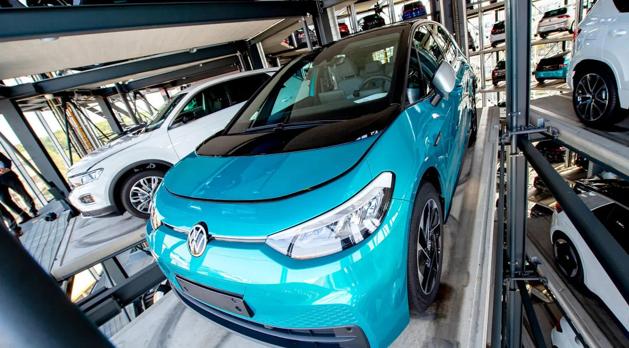Ein neuer VW ID3 steht in einem Autoturm in Wolfsburg.