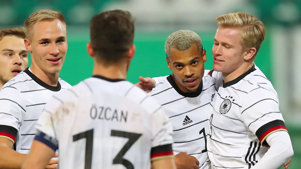 Lukas Nmecha (2.v.r.) jubelt mit seinen Teamkollegen über seinen Treffer zum 1:0