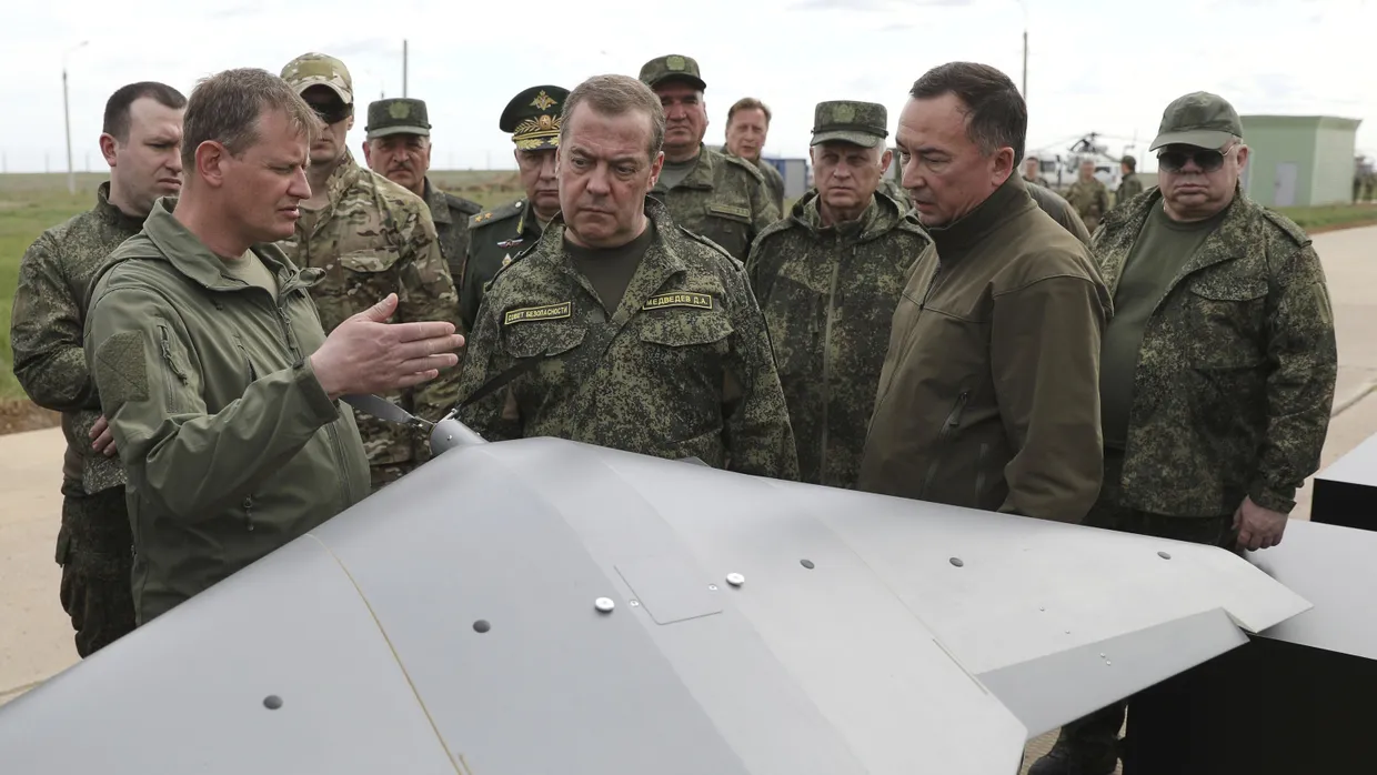 Der stellvertretende Vorsitzende des russischen Sicherheitsrates Dmitrij Medwedjew (Mitte) im April bei einem Besuch des Testgeländes Kapustin Jar in der Region Astrachan