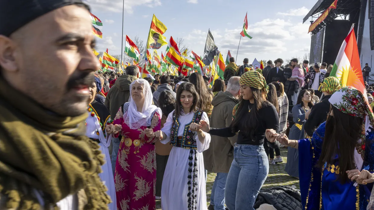 Kurden in Frankfurt beim feiern von Newroz, dem kurdischen Neujahrsfest. Es markiert den Frühlingsbeginn und symbolisiert auch Widerstand.