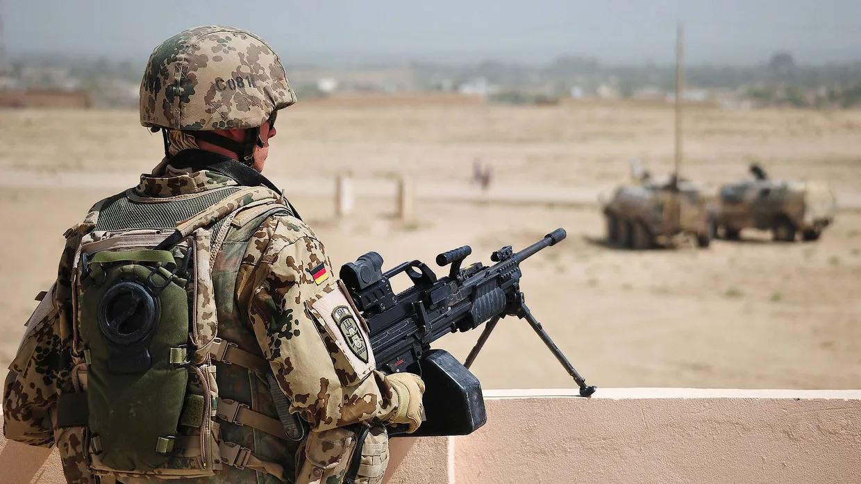 Afghanistan, Kundus: Ein Soldat der Bundeswehr sichert am Stadtrand von Kundus ein Gebäude.