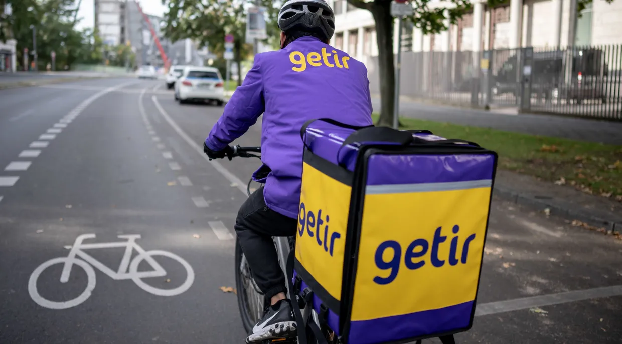 Ein Lieferfahrer des türkischen Lieferdienstes „Getir“ fährt mit seinem Fahrrad durch die Hauptstadt.