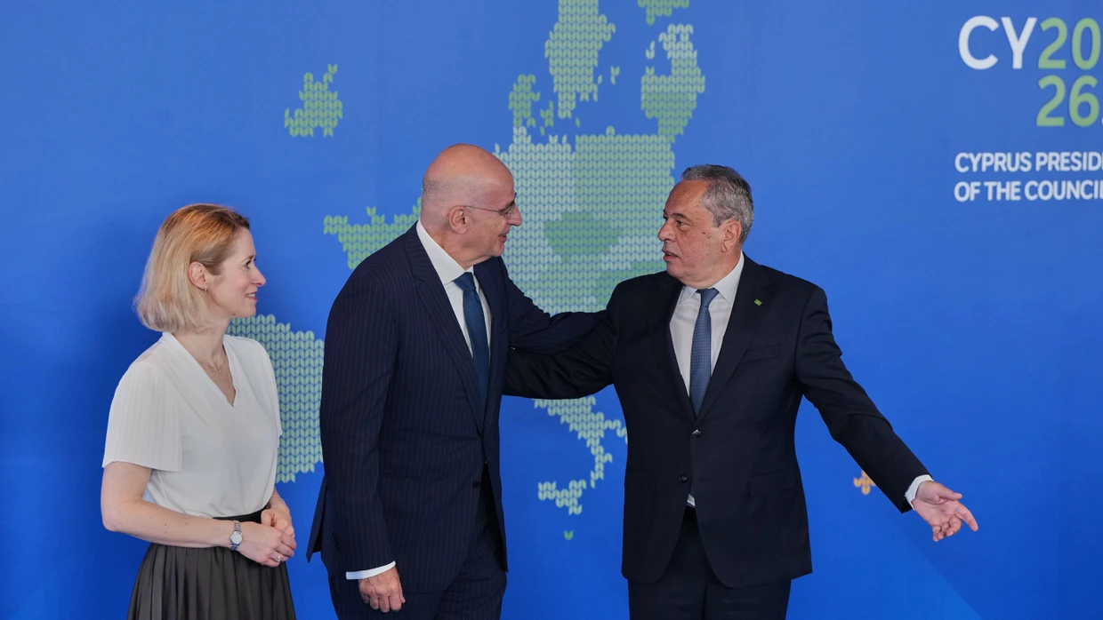 EU-Außenbeauftragte Kaja Kallas und Zyperns Verteidigungsminister Vasilis Palmas begrüßen Griechenlands Verteidigungsminister Nikos Dendias bei einem informellen Treffen der EU-Verteidigungsminister im Juni 2026.