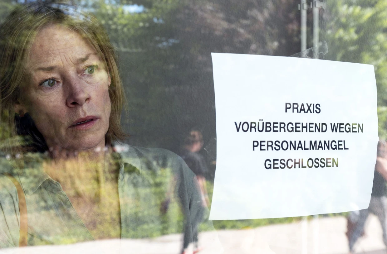 Die Praxis von Doro Schöller-Hahnfeld (Jenny Schily) wird belagert.