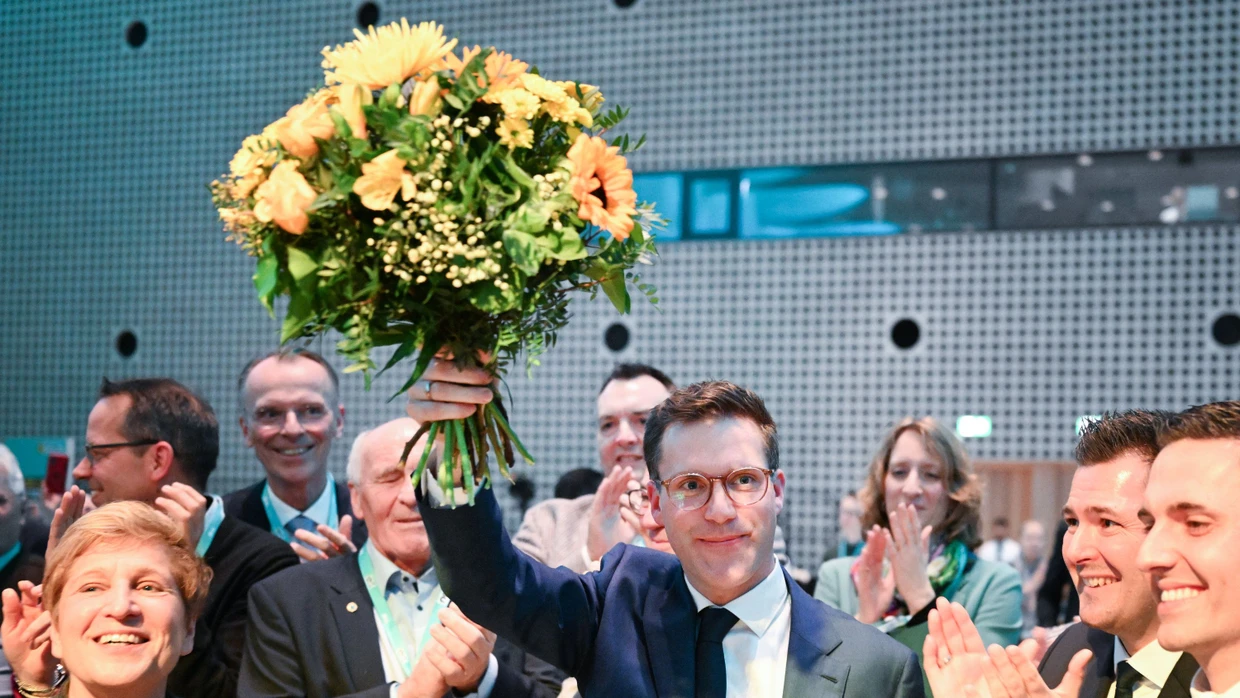 Der Landesvorsitzende der CDU Baden-Württemberg und Spitzenkandidat für die Landtagswahl in Baden-Württemberg 2026, Manuel Hagel (Mitte), feiert in Heidelberg seine Wiederwahl.