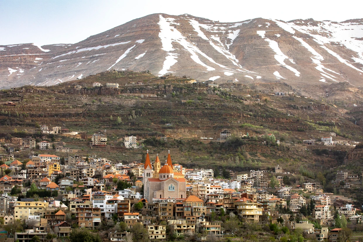 Wie eine Trutzburg: In Bcharré wird die Wehrhaftigkeit Jesu gepriesen.